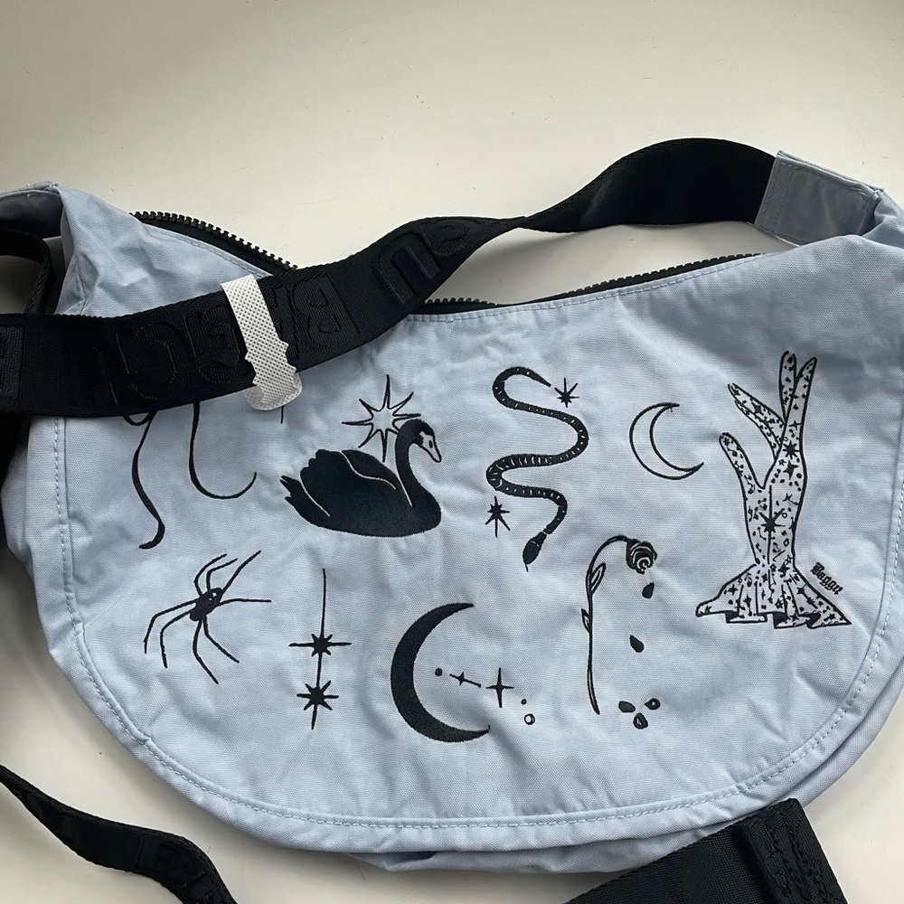 NWT BAGGU Embroidered Ballet Icons Medium Nylon Crescent Bag - Picture 8 of 13